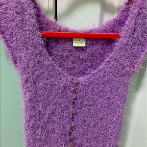 Bestsy Johnson. Lavender yarn sweater/tops sz am, short, low neck shirt sleeves.
